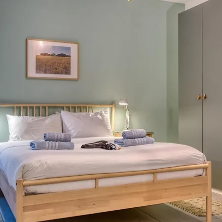 Bright & Cozy 3-bedroom Acal1-1