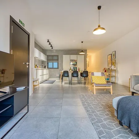 Bright & Cozy 3-bedroom Acal1-1