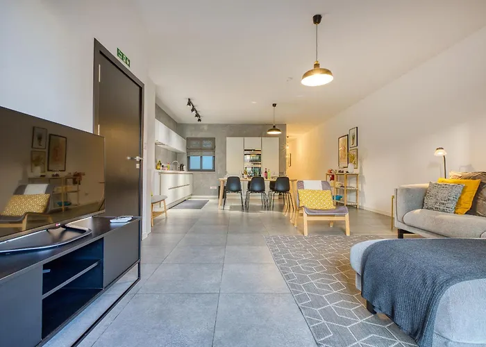 Bright & Cozy 3-bedroom Acal1-1