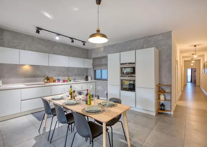 Bright & Cozy 3-bedroom Acal1-1