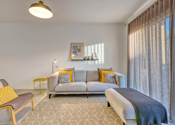 Bright & Cozy 3-bedroom Acal1-1